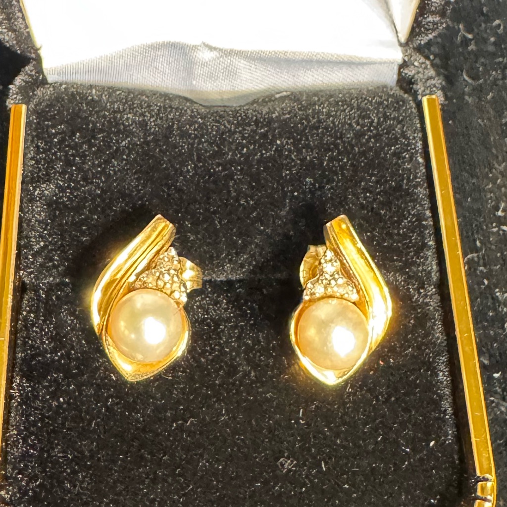 14 Kt Pearl And Diamond Earrings